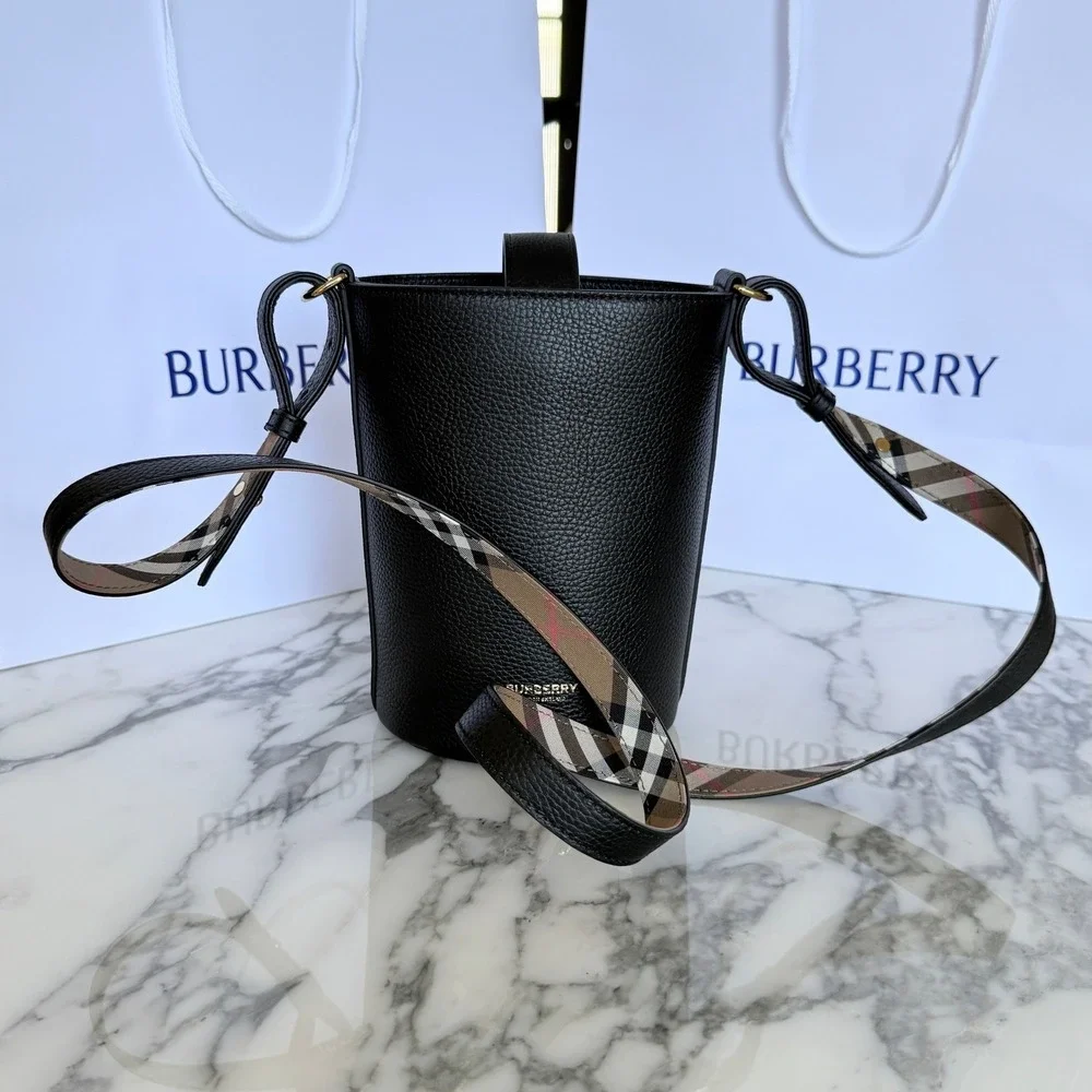 Burberry SM Bucket Bag‎ Black Pebbled Leather Interior Vintage Check 8084035